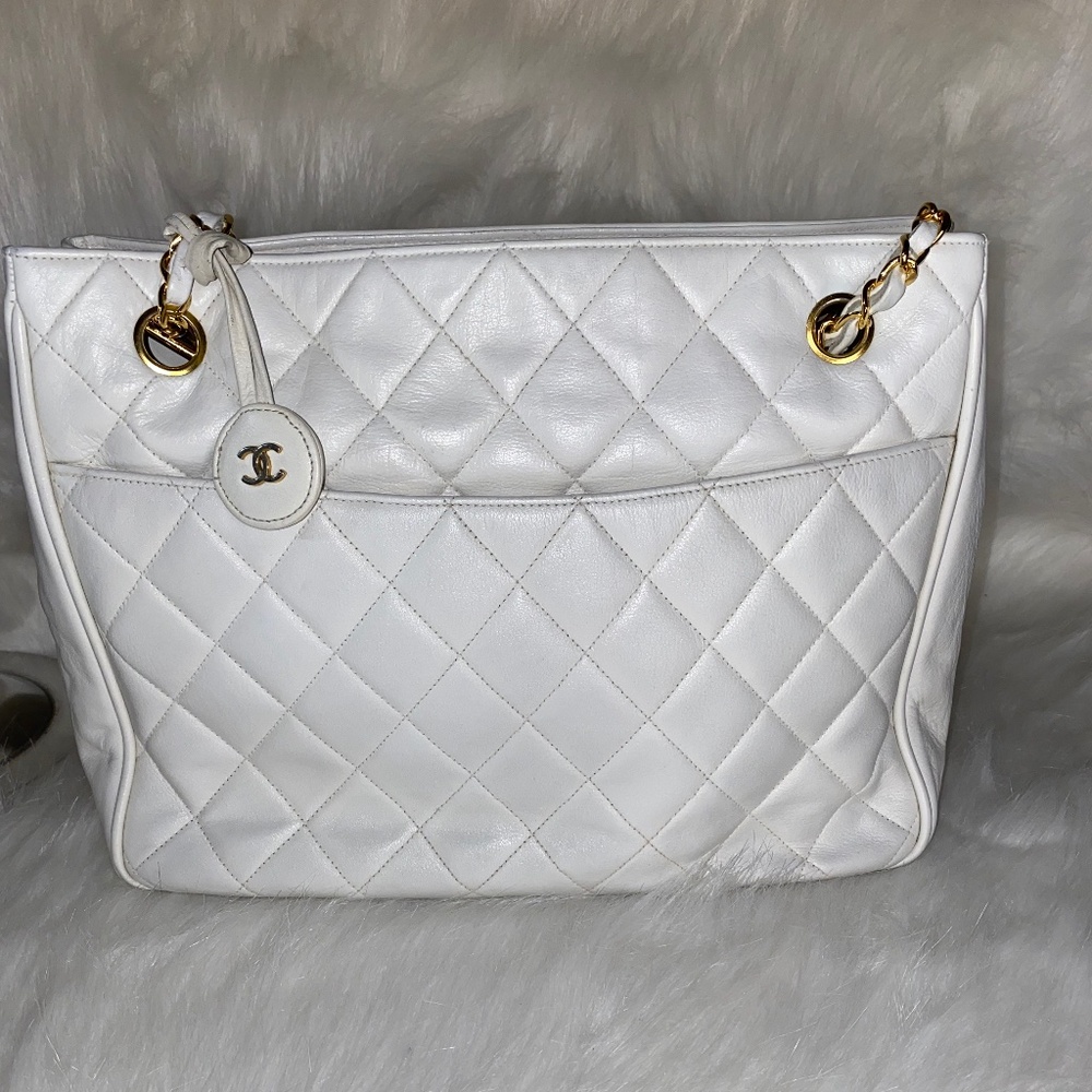 CHANEL WHITE QUILTED LAMBSKIN TOTE preowned Authentic